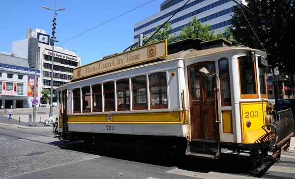ポルト, ポルトガル - 2010 年 7 月 10 日: 路面電車 — ストック写真
