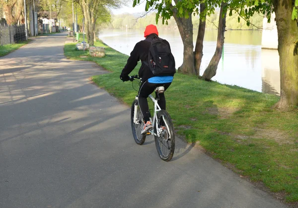 Les Mureaux, Francie – 4. dubna 2015: cyklista na řeku Seinu — Stock fotografie