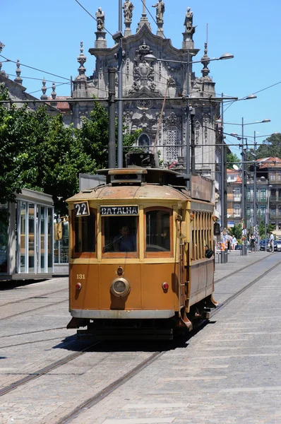 Porto, Portugal - 10 de julho de 2010: um bonde — Fotografia de Stock