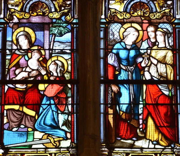 L Isle Adam, Francia - 4 de junio de 2015: Iglesia de San Martín — Foto de Stock