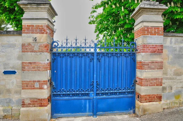 França, um antigo portão em Les Mureaux — Fotografia de Stock