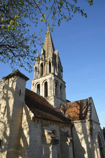 Vernouillet, Frankrike - april 12 2015: den pittoreska kyrkan — Stockfoto