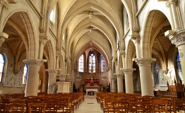 Vigny, Frankrijk - februari 2015: neo-gotische Saint Medard kerk — Stockfoto