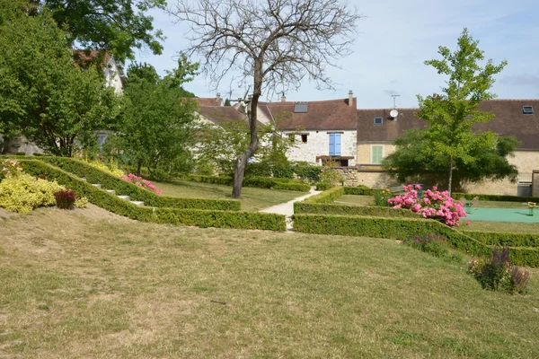 Francia, la pintoresca ciudad de Jouy le Moutier — Foto de Stock