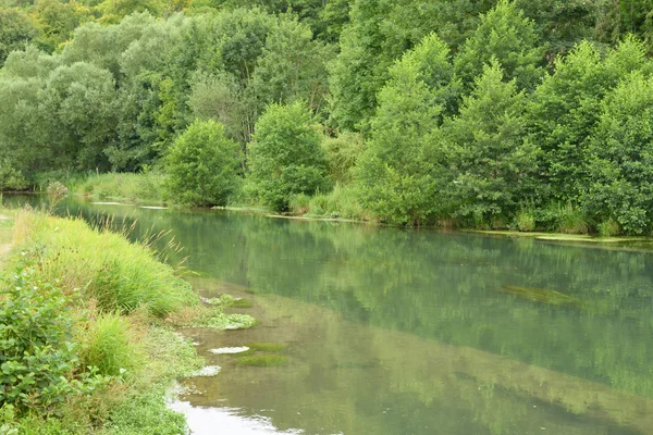 Radepont, Franciaország - 22 2015 júliusáig: az Andelle folyó — Stock Fotó