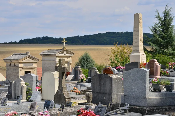 Ile de France, o cemitério pitoresco de Ecquevilly — Fotografia de Stock