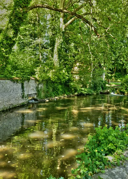 Menouville, França - 6 de abril de 2015: a pitoresca aldeia — Fotografia de Stock