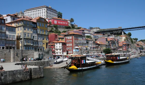 Oporto, Portugal - 10 de julio de 2010: centro de la ciudad — Foto de Stock