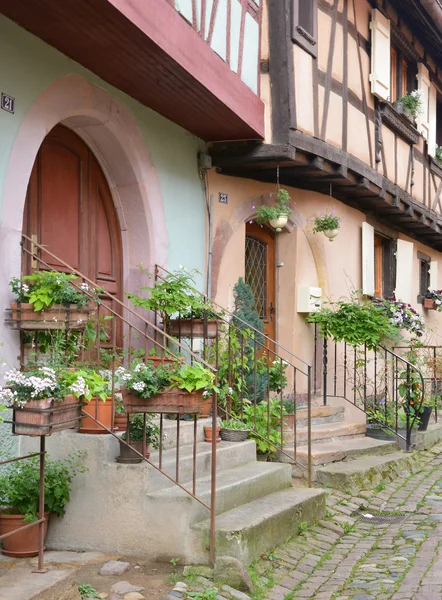 Eguisheim, Francia - 19 giugno 2015: pittoresco villaggio in estate — Foto Stock