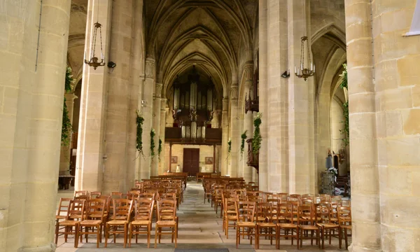 Magny en Vexin, Francia - 14 de marzo de 2016: la iglesia — Foto de Stock