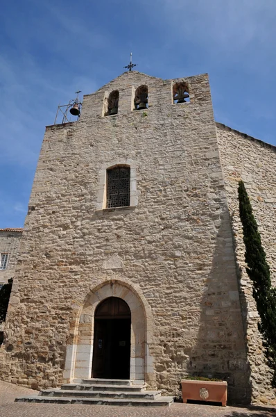 Le Castellet, França - 20 de abril de 2016: a pitoresca igreja — Fotografia de Stock