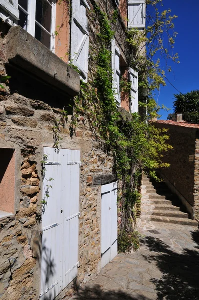 Bormes les Mimosas, Francia - 18 de abril de 2016: el pintoresco viejo — Foto de Stock