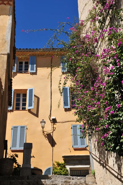 Bormes les Mimosas, Francia - 18 de abril de 2016: el pintoresco viejo — Foto de Stock