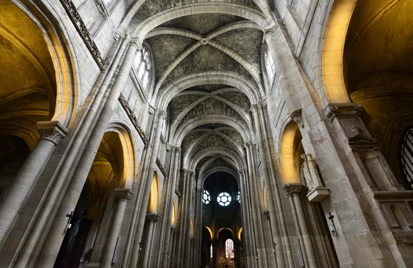 Poissy, Frankreich - 4. April 2016: die malerische Stiftskirche — Stockfoto