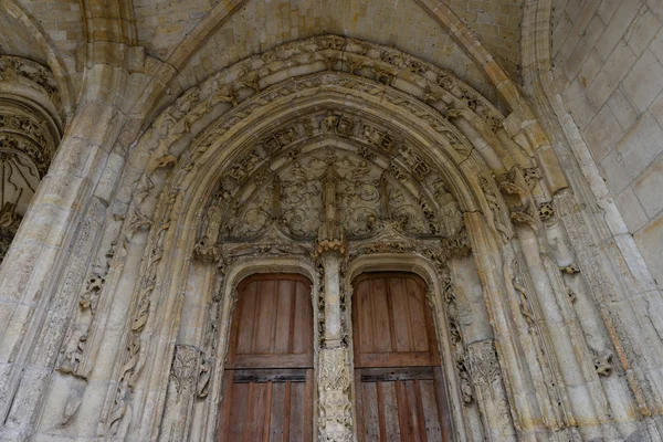 Poissy, Frankrike - april 4 2016: de pittoreska kollegiala kyrka — Stockfoto