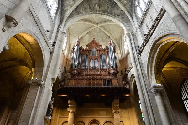 Poissy, Francia - 4 de abril de 2016: la pintoresca iglesia colegiata — Foto de Stock