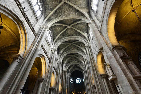 Пуасси, Франция - 4 апреля 2016 года: живописная коллегиальная церковь — стоковое фото