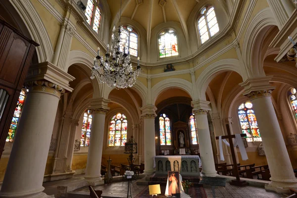 Triel sur Seine, Francia 12 de abril de 2016: Iglesia de San Martín —  Fotos de Stock