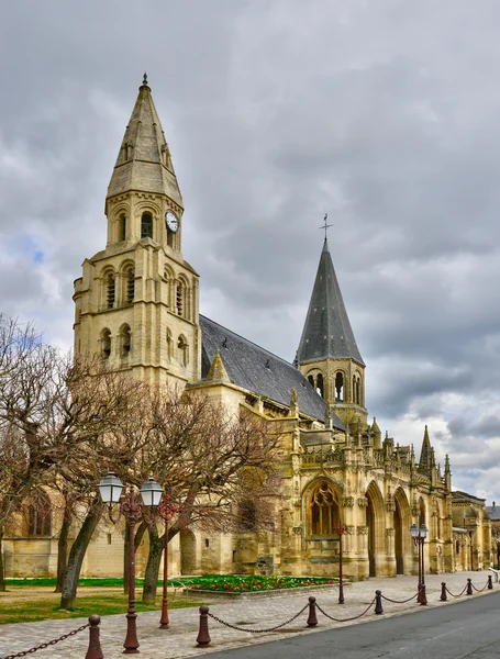 Poissy, Francia - 4 de abril de 2016: la pintoresca iglesia colegiata —  Fotos de Stock