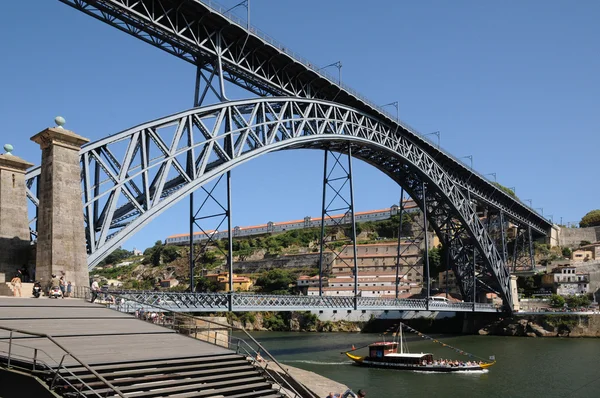 Πόρτο, Πορτογαλία - Ιούλιος 10 2010: γέφυρα — Φωτογραφία Αρχείου