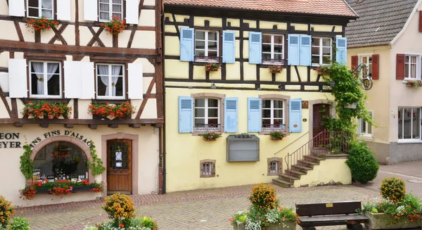 Eguisheim, Frankreich - 19. Juni 2015: Malerisches Dorf im Sommer — Stockfoto