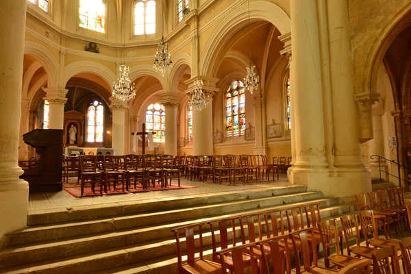 Triel sur Seine, Frankrike - april 12 2016: Saint Martin-kyrkan — Stockfoto