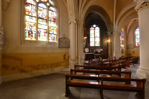 Triel sur Seine, France - april 12 2016 : Saint Martin church — Stock Photo, Image