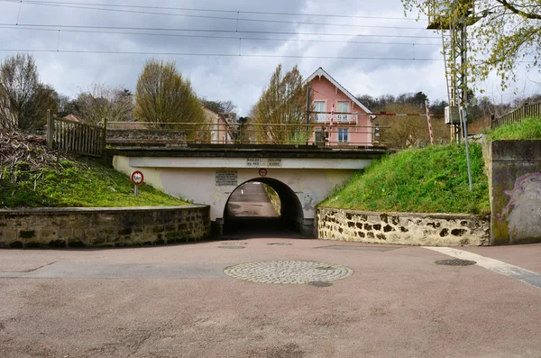 Villennes sur Seine, France - 4 avril 2016 : village pittoresque — Photo