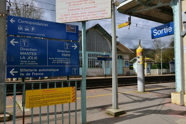 Villennes sur Σηκουάνα, Γαλλία - 4 Απριλίου 2016: σιδηροδρομικό σταθμό — Φωτογραφία Αρχείου