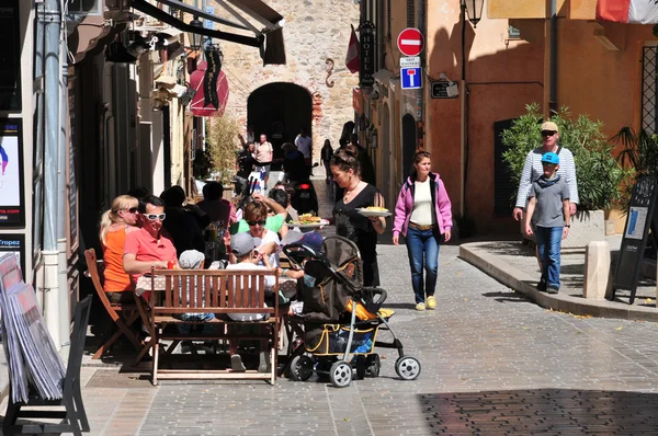 Saint Tropez; Francia - 18 de abril de 2016: pintoresca ciudad vieja en s —  Fotos de Stock