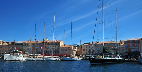 Saint-Tropez; frankreich - 18. april 2016: malerische alte stadt in s — Stockfoto