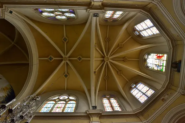 Triel sur Seine, Francia 12 de abril de 2016: Iglesia de San Martín — Foto de Stock