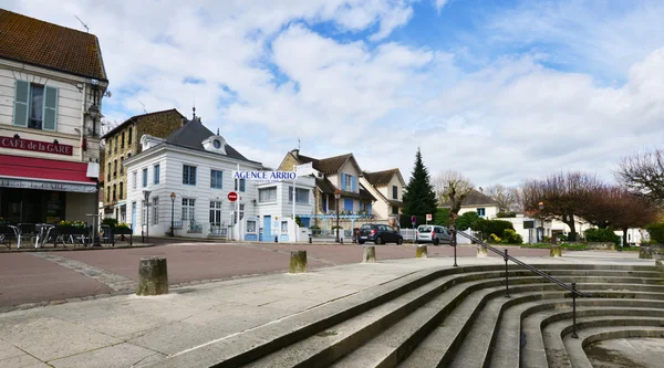 Villennes sur Seine, France - april 4 2016 : picturesque village — Stock Photo, Image