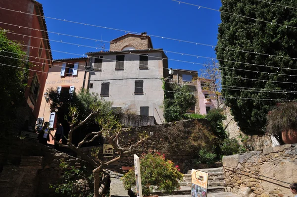 Bormes les Mimosas, França - 18 de abril de 2016: o pitoresco velho — Fotografia de Stock