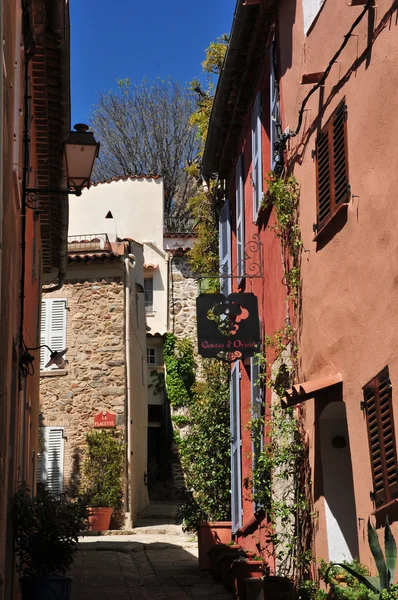 Grimaud, France - april 16 2016: den historiska byn — Stockfoto