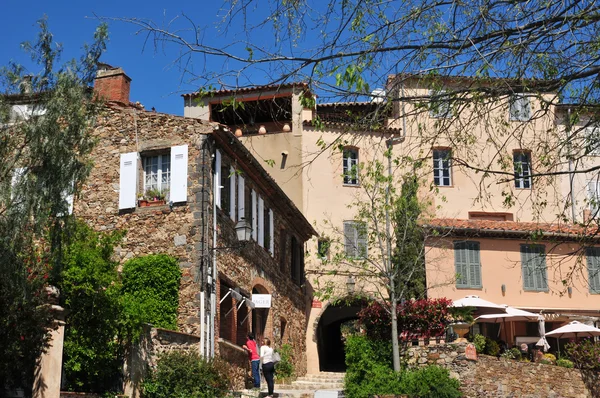 Grimaud, Francia - 16 aprile 2016: il borgo storico — Foto Stock