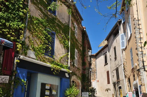 Grimaud, Francia - 16 de abril de 2016: el pueblo histórico —  Fotos de Stock