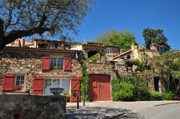 Grimaud, França - 16 de abril de 2016: a aldeia histórica — Fotografia de Stock