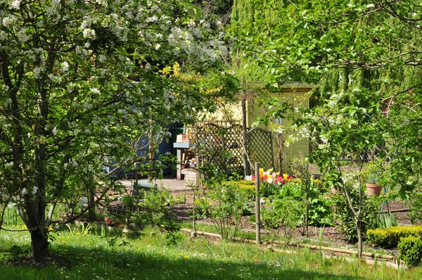 Вернёй-сюр-Мбаппе, Франция - 2 мая 2016 года: сад на участке — стоковое фото