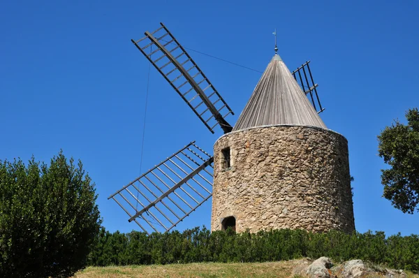 Grimaud, Francia - 16 de abril de 2016: molino de viento — Foto de Stock