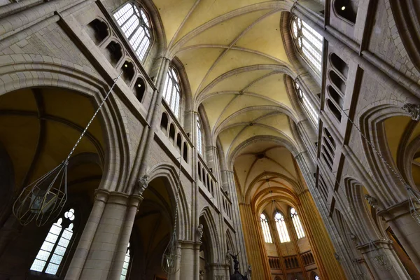 Dijon, Francia - 22 de abril de 2016: catedral — Foto de Stock