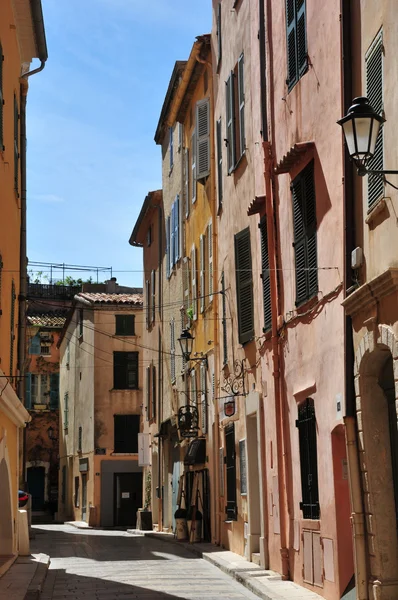 Saint Tropez; Francia - 18 aprile 2016: pittoresca città vecchia in s — Foto Stock