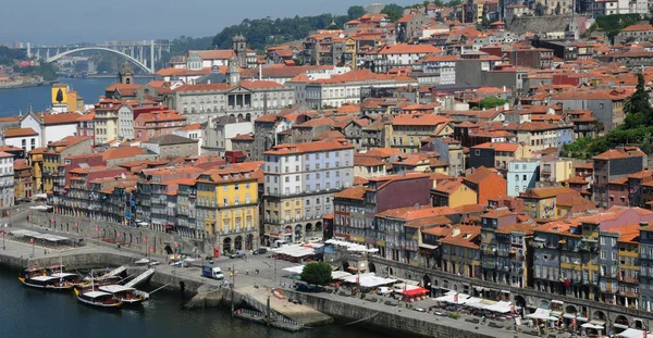 Oporto, Portugal - 10 de julio de 2010: centro de la ciudad — Foto de Stock