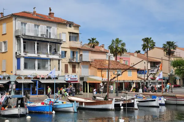 Sanary sur Mer, França - 20 de abril de 2016: a pitoresca cidade — Fotografia de Stock