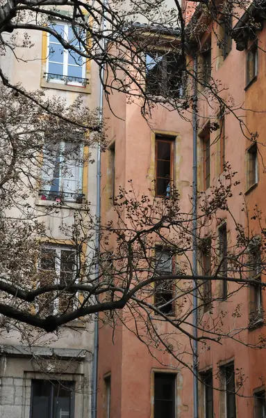 Lyon, Francia - 13 de abril de 2016: la pintoresca ciudad — Foto de Stock