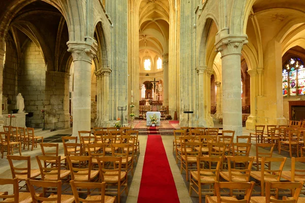 Triel sur Seine, France - april 12 2016 : Saint Martin church — Stock Photo, Image