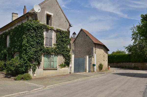 Le Bellay en Vexin, France - augusti 1 2015: de pittoreska vil — Stockfoto