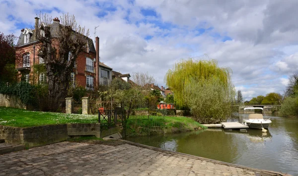 Villennes sur Seine, France - april 4 2016 : Seine riverside in — Stok fotoğraf