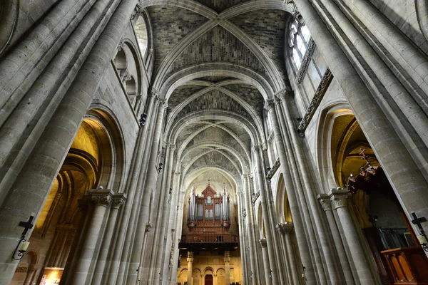 Poissy, Francia - 4 de abril de 2016: la pintoresca iglesia colegiata — Foto de Stock