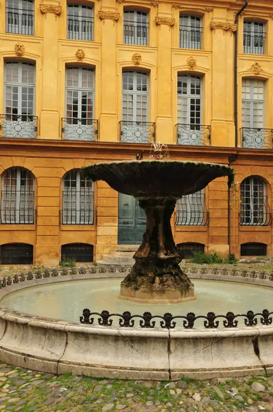 Aix en Provence, França - 21 de abril de 2016: cidade pitoresca em sp — Fotografia de Stock